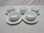 Jogo de 5 xícaras de chá em porcelana branca trabalhada com relevos. Medindo 9,5cm x 5,5cm de altura.