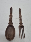Par de talher de salada decorativa em madeira entalhada. Medindo 27,5cm de comprimento.