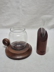Lote de castiçal em vidro com palmatória em madeira e enfeite promocional da FedEx em vidro com suporte em madeira. Medindo 13cm x 15cm de altura.