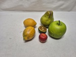 Lote de 6 frutas decorativas em isopor pintado. Medindo a maior 10cm de altura.