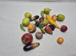 Lote de diversas frutas decorativas em isopor pintado. Medindo a maior 4,5cm de altura.