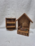 Lote de enfeite na forma de casa com pato e porta chaves em madeira. Medindo o maior 26cm de altura.