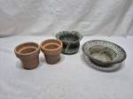 Lote de 4 pequenos cachepots em metal e cerâmica. Medindo o maior 13,5cm x 8cm de altura.
