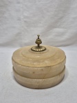 Linda caixa redonda em pedra sabão come pega em metal dourado. Medindo 16,5cm x 7cm de altura, com restuaro.