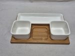 Conjunto de 3 petisqueiras em porcelana com suporte em madeira. Medindo a bandeja 26cm x 17cm.