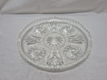 Lindo prato de bolo em vidro moldado com borda avarandada. Medindo 28,5cm de diâmetro. Com leve bicado.