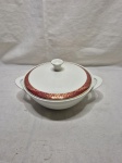 Sopeira redonda com 2 alças e tampa em porcelana Renner Donaire vinho com friso ouro. Medindo 22cm x 9cm de altura. Desgaste no friso.