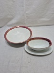 Jogo de travessa redonda funda e molheira em porcelana Renner Donaire vinho com friso ouro. Medindo 24cm x 6cm de altura, molheira 16cm x 9,5cm x 8cm de altura. Desgaste no friso.