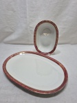 Jogo de 2 travessas ovais em porcelana Renner Donaire vinho com friso ouro. Medindo 36cm x 25cm, 23,5cm x 15,5cm x 4cm de altura. Desgaste no friso.