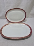 Jogo de 2 travessas ovais em porcelana Renner Donaire vinho com friso ouro. Medindo 39cm x 27cm, 33cm x 22,5cm. Desgaste no friso.