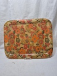 Bandeja retangular em fibra de vidro floral. Medindo 52cm x 42cm.