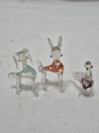 Jogo de 3 enfeites na forma de animais em vidro de murano. Medindo o maior 7cm de altura.