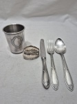 Lote de kit infantil em prata 90, sendo 3 talheres, colher e argola de guardanapo. Medindo o copo 5,5cm x 7cm de altura.