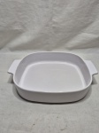 Travessa quadrada com 2 alças em vidro Corning, 2,5L. Medindo 26cm x 26cm x 5,5cm de altura.