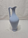 Jarra bojuda em porcelana portuguesa Artibus azul com friso ouro. Medindo 26cm de altura.