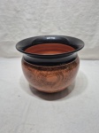 Lindo cachepot, vaso em porcelana marrom com borda preta. Medindo 22cm x 17,5cm de altura.