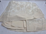 Toalha de mesa oval em tons de bege. Medindo 240cm x 220cm.  Com marcas de guardado.