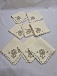 Jogo de 8 guardanapos em linho com bordados Ilha da Madeira. Medindo 25cm x 25cm. Com marcas de guardado.