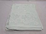 Toalha de mesa retangular verde claro padrão matelasse. Medindo 140cm x 120cm. Com marcas de guardado.