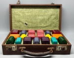 Conjunto Clássico de Poker com Fichas Coloridas e MaletaRetrô e charmoso, este conjunto de poker inclui uma maleta vintage (8,5x35,5x19 cm) e 374 fichas coloridas, algumas com formatos diferenciados (ovais e hexagonais) e valores gravados. As fichas, de provável galalite, exibem uma paleta vibrante de amarelo, azul, cinza, verde, laranja, roxo, vermelho e rosa, prontas para as suas noites de jogo ou para enriquecer uma coleção de antiguidades. Apresenta marcas do tempo que adicionam caráter à peça.