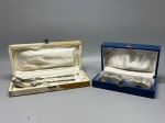 METAL - FAQUEIRO - Conjunto de garfo e colher e par de porta guardanapos em metal espessurados a prata. Nos seus respectivos estojos. Med. 4x22,5x10 cm e 6x7x8,5 cm.
