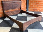 MOBiLIÁRIO - CAMA BRASILEIRA IMPÉRIO EM MADEIRA NOBRE  SÉC. XIXSólida e elegante cama de casal do período Império brasileiro, esculpida em madeira nobre, com linhas curvas e cabeceira alta de forma suavemente reclinada, típica do estilo Império. Estrutura robusta com belas veias naturais da madeira à vista, acabamento original e boa conservação geral. Peça rara, de coleção, com alto valor decorativo e histórico.Não acompanha estrado. Falta acabamento lateral de um dos lados. Med. 136x212x169 cm.