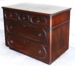 MOBILIÁRIO - Cômoda em madeira nobre com 2 gavetas e 2 gavetões, tampo em mármore. Faltam 1 puxador, 1 entrada de chaves e chaves. Med. 87x125x73 cm. OBS.: Móveis UsadosLote de móvel antigo e usado, podendo apresentar marcas de uso e desgaste natural do tempo. Há possibilidade de danos ocultos e ou outras imperfeições.Não há garantia ou possibilidade de devolução após a aquisição. Recomenda-se inspeção prévia.