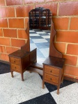 MOBILIÁRIO - Penteadeira em madeira nobre, com espelho central, 2 torres e 4 gavetas. Med. 128x89x32 cm. OBS.: Móveis UsadosLote de móvel antigo e usado, podendo apresentar marcas de uso e desgaste natural do tempo. Há possibilidade de danos ocultos e ou outras imperfeições.Não há garantia ou possibilidade de devolução após a aquisição. Recomenda-se inspeção prévia.
