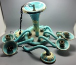 LUSTRE - Lustre em porcelana, esmaltado em tom azul com flores policromadas com 6 braços. No estado. Necessita restauro.