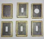 BRONZE - Lote de 6 espelhos para interruptores, tampa cega e tormada redonda. Med. 12x9 cm. Marcas de uso.