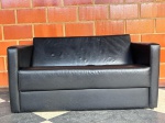MOBILIÁRIO - Sofá de 2 lugares, TOK&STOK, forrado em curvim preto. Med. 73x80x141 cm. OBS.: Móveis UsadosLote de móvel antigo e usado, podendo apresentar marcas de uso e desgaste natural do tempo. Há possibilidade de danos ocultos e ou outras imperfeições.Não há garantia ou possibilidade de devolução após a aquisição. Recomenda-se inspeção prévia.
