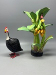 DIVERSOS - Lote de escultura de bananeira e galinha d' angola. Med. 27 cm e 18 cm.