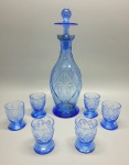 CRISTAL - Conjunto de licoreira e 6 taças em tom azul, ricamente lapidada. Alt. 21 cm e 6,5 cm.