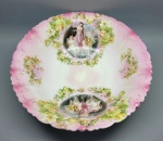 PORCELANA AUSTRÍACA - Linda bacia em rosada, ricamente decorada com Ninfas, relevo, e detalhes dourados. Marca no fundo. Med. 15x45 cm. Leves desgastes. Marcas do tempo e de uso.