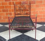 MOBILIÁRIO - Cama de solteiro em ferro com acabamentos em metal dourado, pintada em tom vinho. Med. 135x205x97 cm. Marcas do tempo e de uso. OBS.: Móveis UsadosLote de móvel antigo e usado, podendo apresentar marcas de uso e desgaste natural do tempo. Há possibilidade de danos ocultos e ou outras imperfeições.Não há garantia ou possibilidade de devolução após a aquisição. Recomenda-se inspeção prévia.