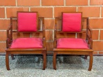 MOBILIÀRIO - Par de lindas cadeiras de braços, bem conservada, com estilo oriental, em mogno. Encosto e assento forrados com tecido vermelho. Med. 85x60x53 cm.