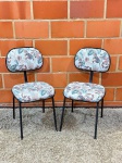 MOBILIÁRIO - Par de cadeira em ferro com assento e encosto estofado em tecido com a tecnogia AQUA BLOCK, com motivos florais. Med. 85x50x45 cm.