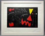 QUADRO - JOAN MIRÓ - Litografia, entitulado UMA ESTRELA ACARECIA O SEIO DE UMA NEGRA - Estilo surrealista. Autor espanhol - Reprodução do original datado de 1938 - Envidraçado e emoldurado - vidro antireflexo. Med. 27x40 cm e 44,5x55 cm. Pequenos defeitos na moldura.