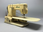 DIVERSOS -  Antiga máquina de costura suíça, da marca BERNINA, com placa de extensão de mesa. Fabricada nos anos 50. Não testada e sem garantia. Med. 30x37x17 cm. Marcas do tempo.