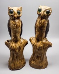 CERÂMICA - Par de corujas em cerâmica, com olhos de bolinhas de gude. Alt. 32 cm. Bicados.