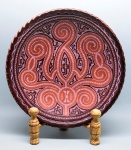 COLECIONISMO - Prato decorativo em cerâmica, Marajoara policromada. Med. 29 cm.