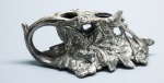 PEWTER - Porta canetas em metal espessurado a prata, decorado com flores e folhagens. Med. 4x10x5 cm.