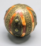 DIVERSOS - Esfera decorativa em osso e metal dourado e lavrado. Alt. 10 cm. Marcas do tempo e de uso.