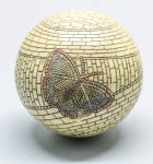 DIVERSOS - Esfera em resina com figura de borboleta. Alt 9 cm.