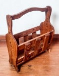 MOBILIÁRIO - Porta revistas em Pinho de Riga. Med. 50x42x18 cm. OBS.: Móveis UsadosLote de móvel antigo e usado, podendo apresentar marcas de uso e desgaste natural do tempo. Há possibilidade de danos ocultos e ou outras imperfeições.Não há garantia ou possibilidade de devolução após a aquisição. Recomenda-se inspeção prévia.