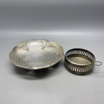 METAL - Lote de 1 porta garrafas e fruteirinha redonda, vazada e elevada por 3 pés. Med. 5x11 cm e 5x22 cm. Desgastes.