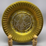 METAL DOURADO - Medalha árabe, lavrado e cinzelado com flores e pássaros em metal dourado. Med. 26,5 cm.