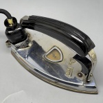 DIVERSOS - Antigo ferro a passar DE PRA com termostato, alça dobrável. Med. 11x18x10 cm. Marcas do tempo e de uso.