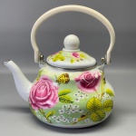 DIVERSOS - Chaleira esmaltada com decoração floral. Med. 22x23x14 cm.