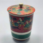PORCELANA ORIENTAL - Kutani, Mokumei - Lindo potiche em porcelana oriental, ricamente decorado, pintado a mão. Tampa colada e pequena falta.
